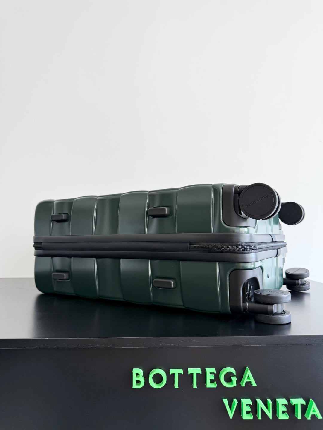 BOTTEGA VENETA 25S ODYSSEY CABIN 3D INTRECCIO MUSTER GEPÄCK 55 AUS OLIVGRÜNEM KALBSLEDER