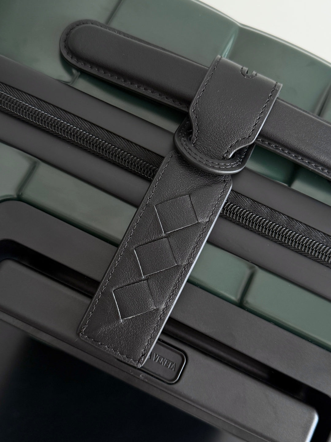 BOTTEGA VENETA 25S ODYSSEY CABIN 3D INTRECCIO MUSTER GEPÄCK 55 AUS OLIVGRÜNEM KALBSLEDER