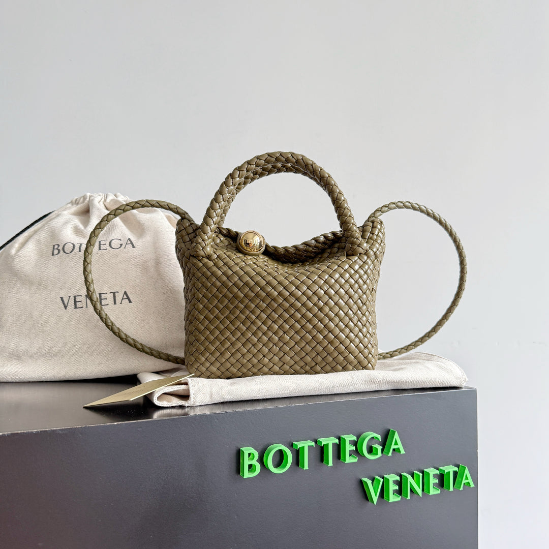 BOTTEGA VENETA 25S MINI TOSCA 20 IN DUNKELOLIVENBRAUNEM KALBSLEDER