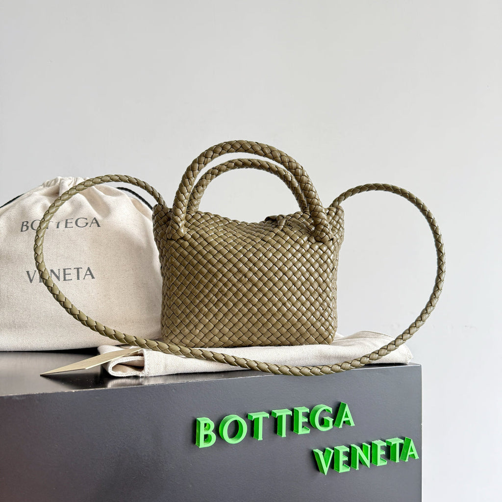 BOTTEGA VENETA 25S MINI TOSCA 20 IN DUNKELOLIVENBRAUNEM KALBSLEDER