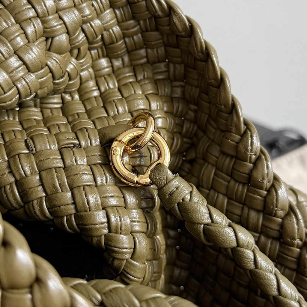 BOTTEGA VENETA 25S MINI TOSCA 20 IN DUNKELOLIVENBRAUNEM KALBSLEDER