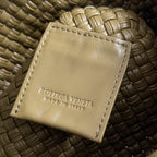 BOTTEGA VENETA 25S MINI TOSCA 20 IN DUNKELOLIVENBRAUNEM KALBSLEDER