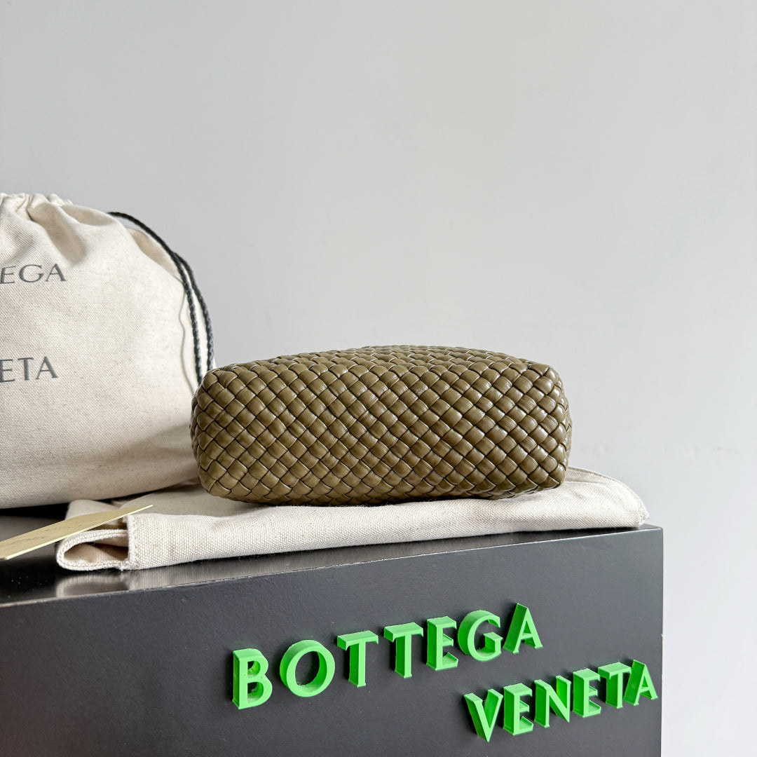 BOTTEGA VENETA 25S MINI TOSCA 20 IN DUNKELOLIVENBRAUNEM KALBSLEDER
