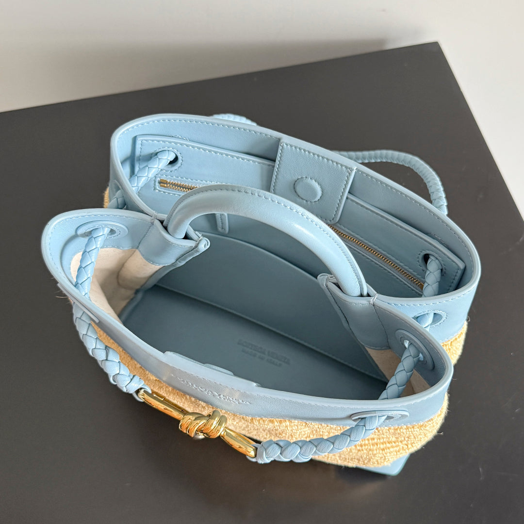 BOTTEGA VENETA 25S SMALL ANDIAMO 25 AUS HELLBLAUEM KALBSLEDER UND BAST