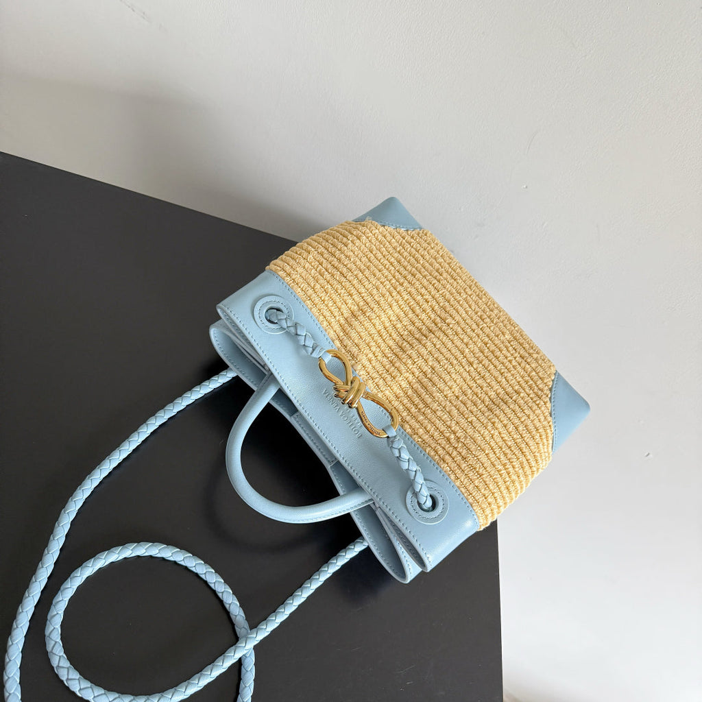 BOTTEGA VENETA 25S SMALL ANDIAMO 25 AUS HELLBLAUEM KALBSLEDER UND BAST