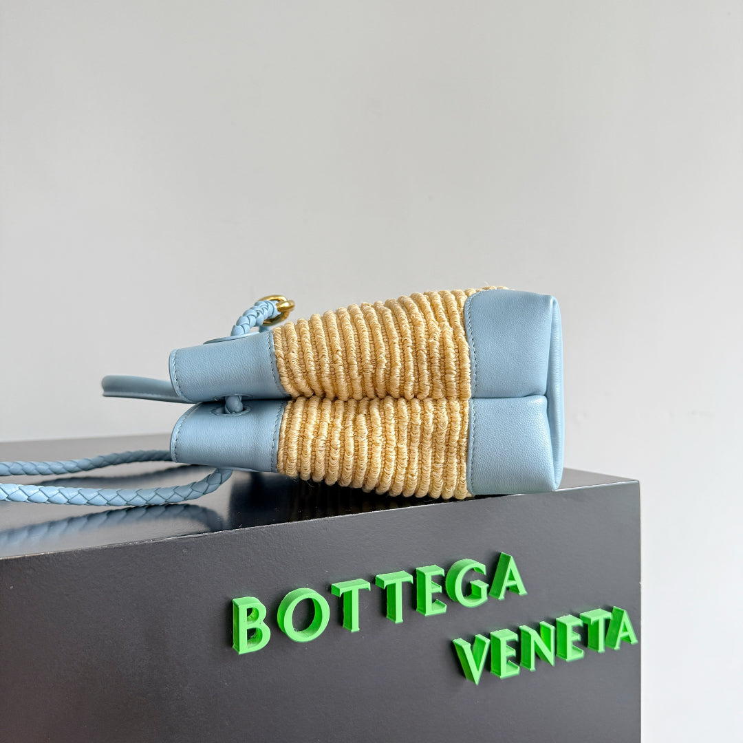 BOTTEGA VENETA 25S SMALL ANDIAMO 25 AUS HELLBLAUEM KALBSLEDER UND BAST
