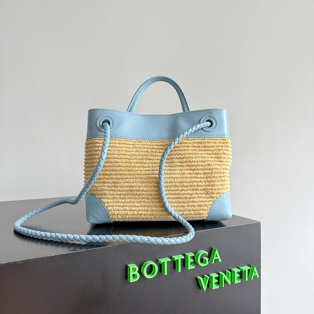 BOTTEGA VENETA 25S SMALL ANDIAMO 25 AUS HELLBLAUEM KALBSLEDER UND BAST