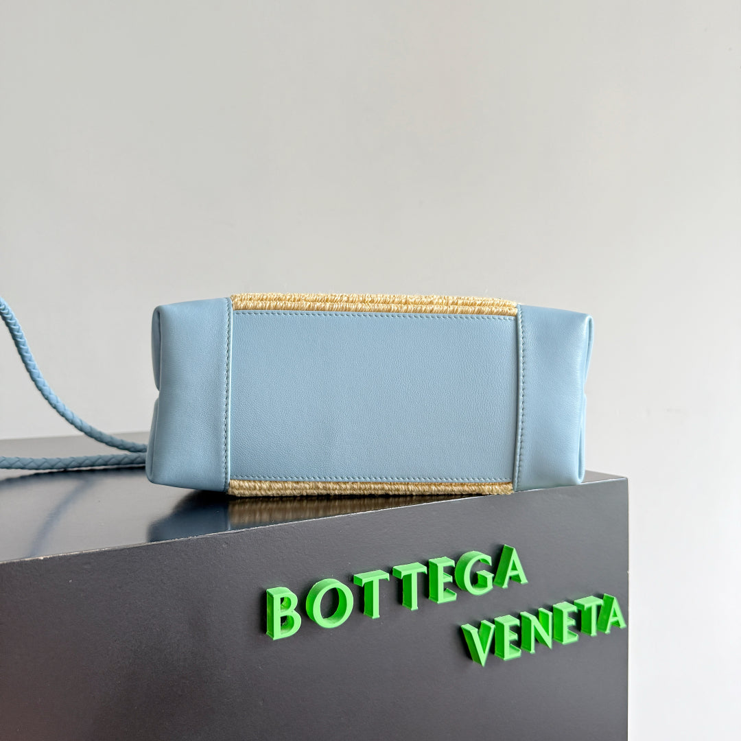 BOTTEGA VENETA 25S SMALL ANDIAMO 25 AUS HELLBLAUEM KALBSLEDER UND BAST