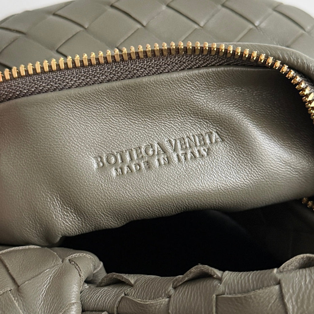 BOTTEGA VENETA 25S MINI JODIE 26 IN OLIVE GRÜNEM KALBSLEDER