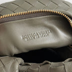 BOTTEGA VENETA 25S MINI JODIE 26 IN OLIVE GRÜNEM KALBSLEDER