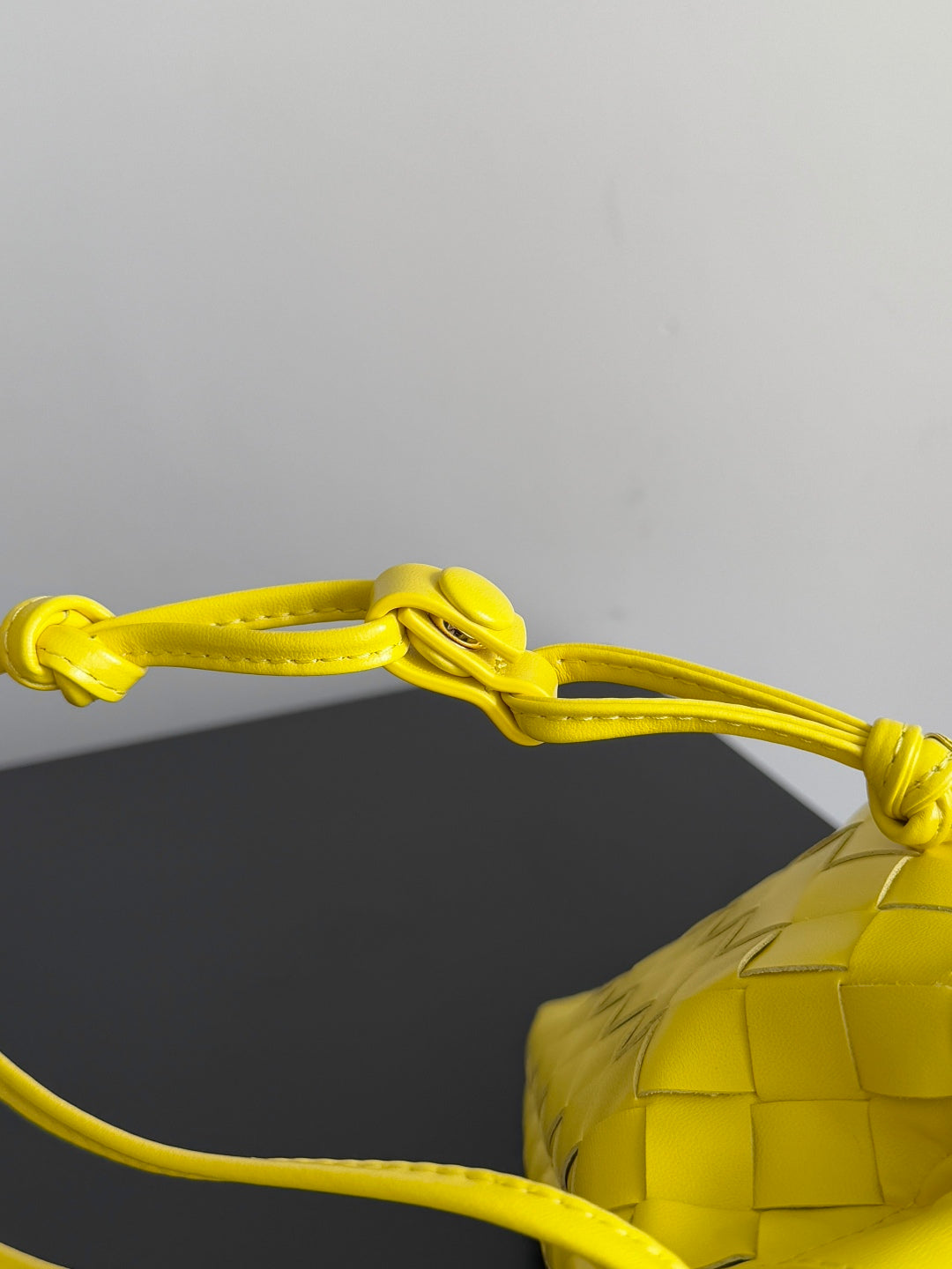 BOTTEGA VENETA 25S Staubbeutel, mittelgroß, 81 cm, zitronengelbes Kalbsleder