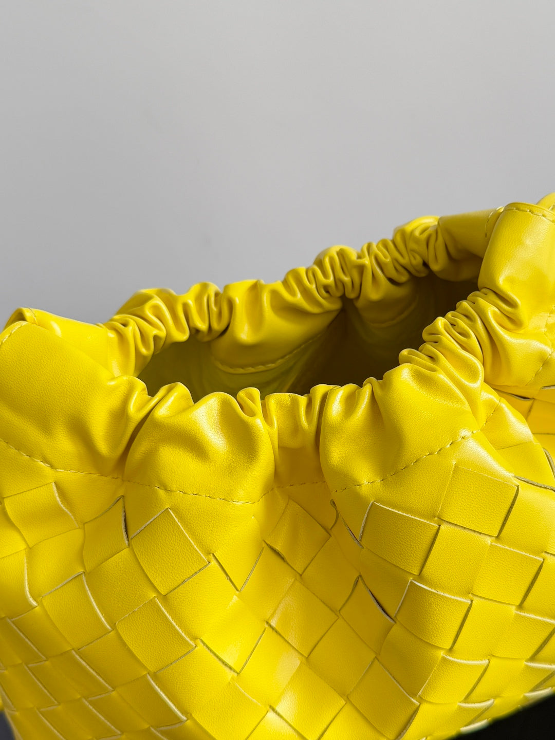 BOTTEGA VENETA 25S Staubbeutel, mittelgroß, 81 cm, zitronengelbes Kalbsleder