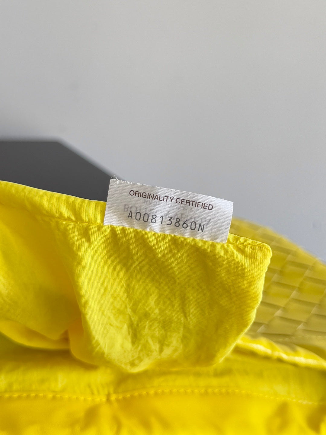 BOTTEGA VENETA 25S Staubbeutel, mittelgroß, 81 cm, zitronengelbes Kalbsleder