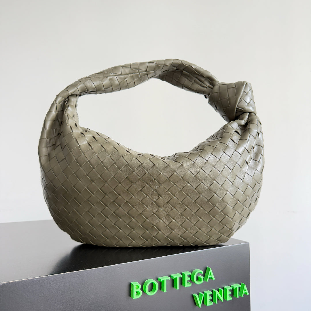 BOTTEGA VENETA 25S SMALL JODIE 48 IN ARMY GREEN CALFSKIN GOLD HARDWARE