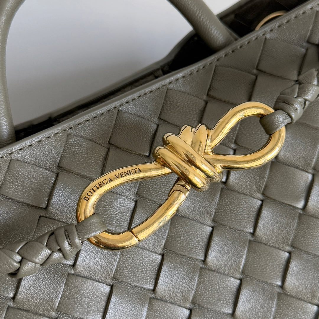 BOTTEGA VENETA 25S ANDIAMO 25 IN OLIVGRÜNER KALBSLEDER-GOLD-HARDWARE