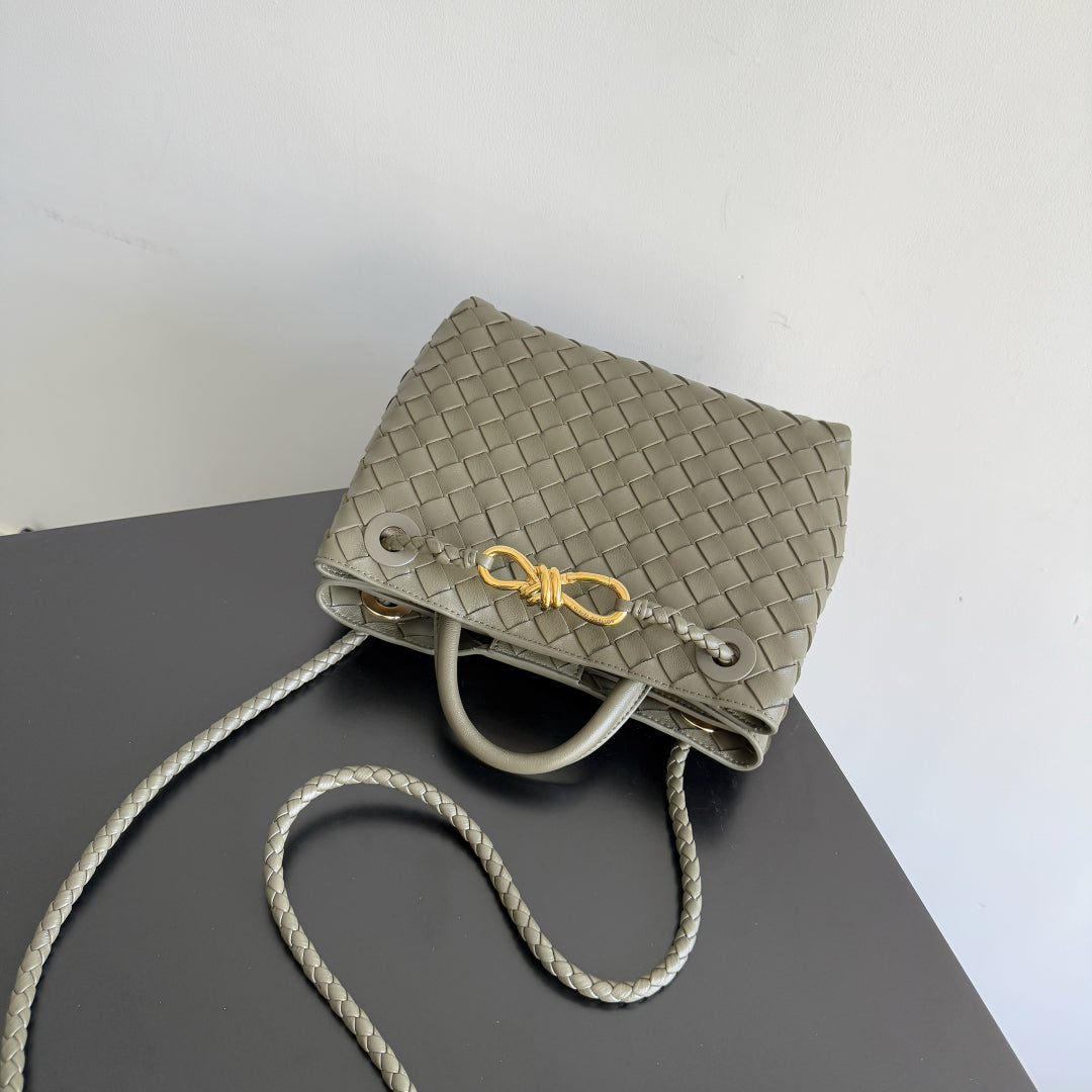 BOTTEGA VENETA 25S ANDIAMO 25 IN OLIVGRÜNER KALBSLEDER-GOLD-HARDWARE