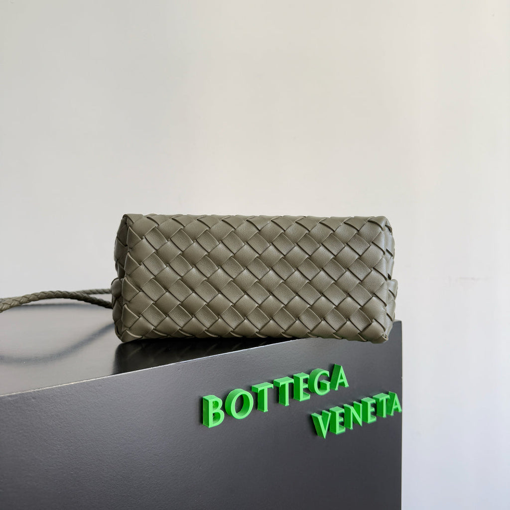 BOTTEGA VENETA 25S ANDIAMO 25 IN OLIVGRÜNER KALBSLEDER-GOLD-HARDWARE