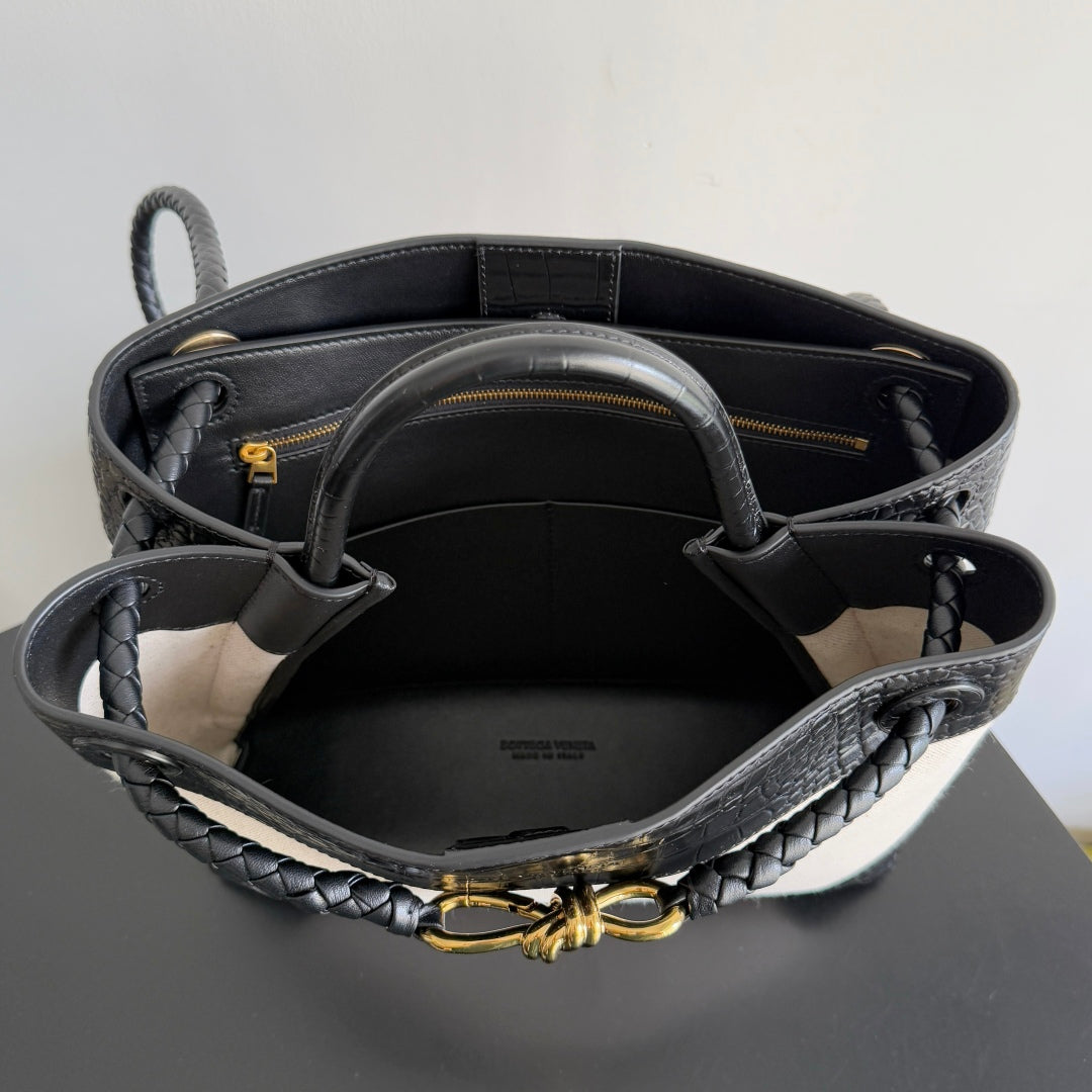 BOTTEGA VENETA 25S MEDIUM ANDIAMO 32 IN ELFENBEINSCHWARZEM KALBSLEDER UND CANVAS