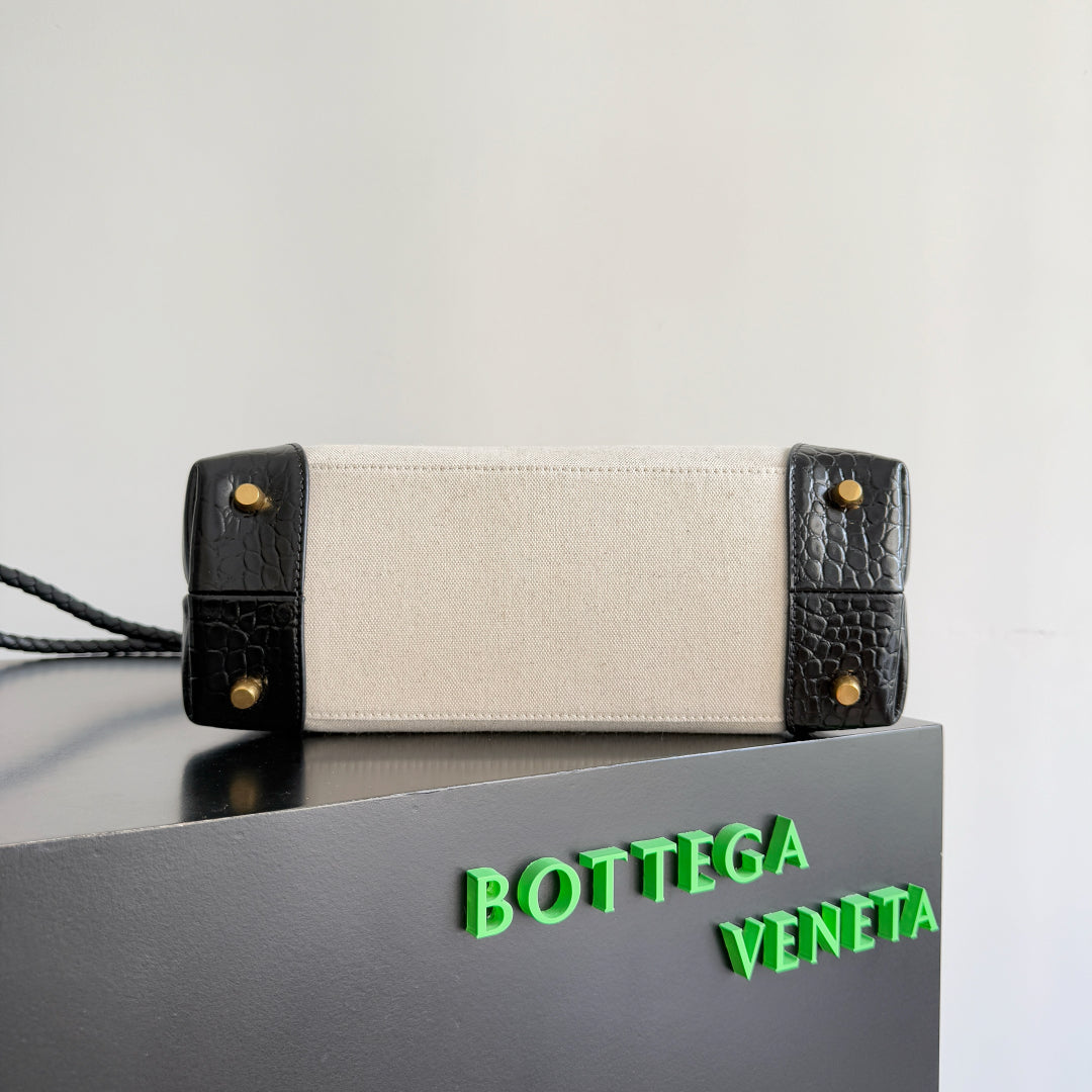 BOTTEGA VENETA 25S MEDIUM ANDIAMO 32 IN ELFENBEINSCHWARZEM KALBSLEDER UND CANVAS