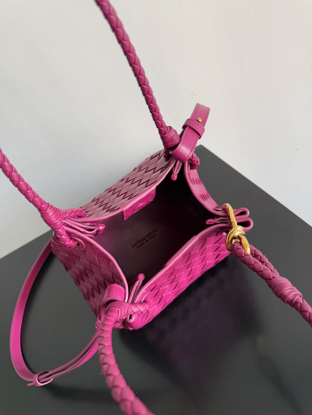 BOTTEGA VENETA 25S KLEINER FALLSCHIRM 21 IN HIMBEERROSA KALBSLEDER GOLDENE BESCHLÄGE