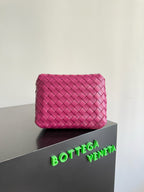 BOTTEGA VENETA 25S KLEINER FALLSCHIRM 21 IN HIMBEERROSA KALBSLEDER GOLDENE BESCHLÄGE