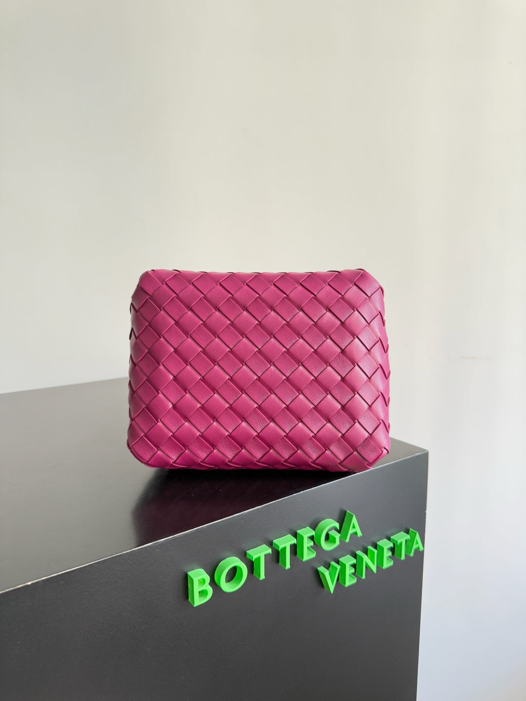BOTTEGA VENETA 25S KLEINER FALLSCHIRM 21 IN HIMBEERROSA KALBSLEDER GOLDENE BESCHLÄGE