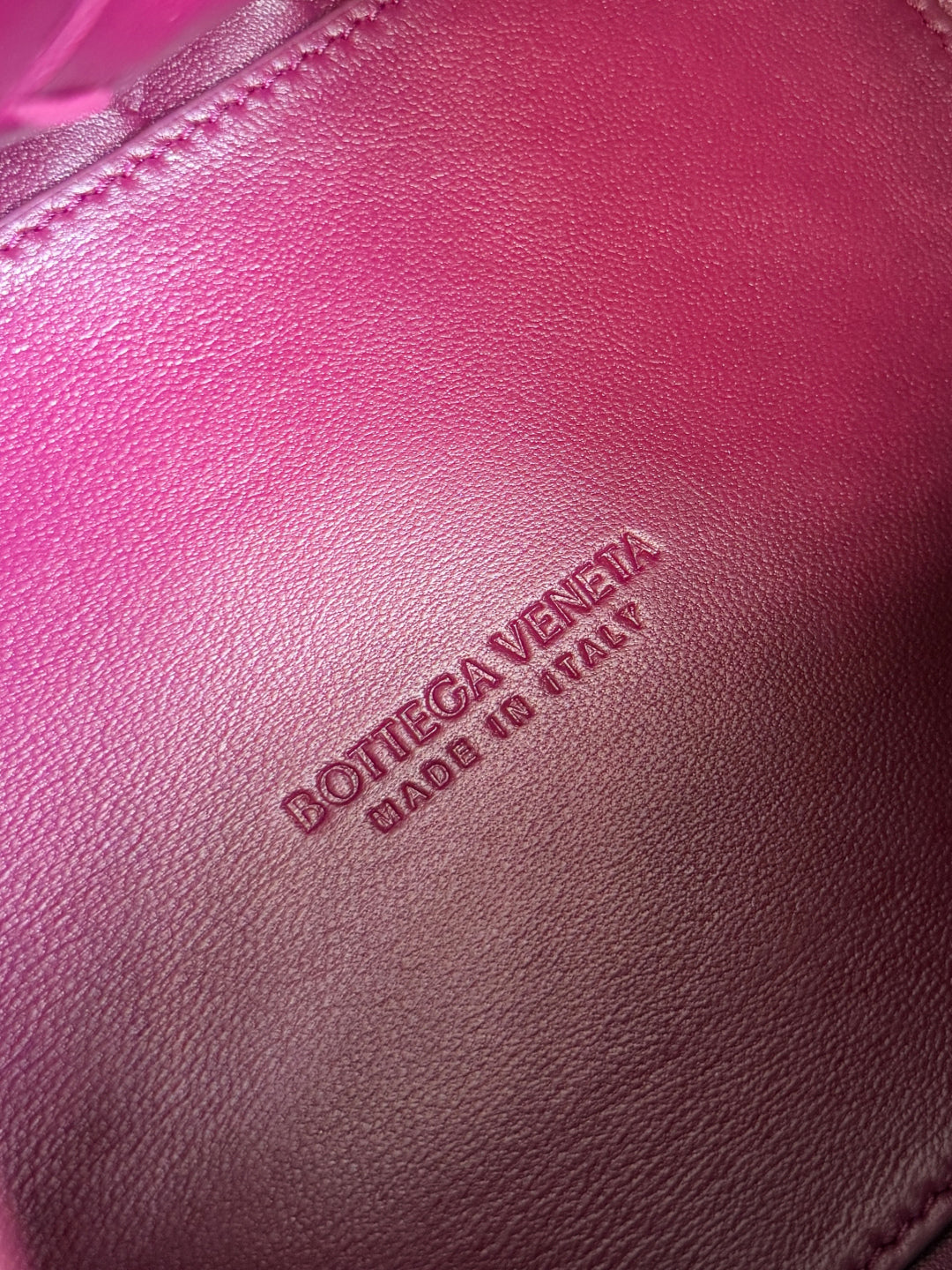 BOTTEGA VENETA 25S KLEINER FALLSCHIRM 21 IN HIMBEERROSA KALBSLEDER GOLDENE BESCHLÄGE