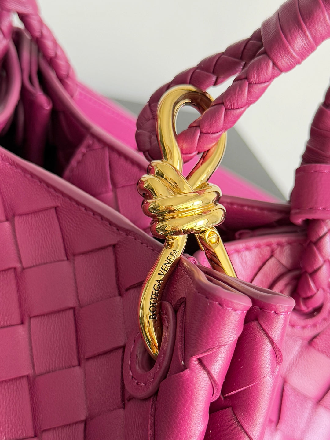 BOTTEGA VENETA 25S KLEINER FALLSCHIRM 21 IN HIMBEERROSA KALBSLEDER GOLDENE BESCHLÄGE