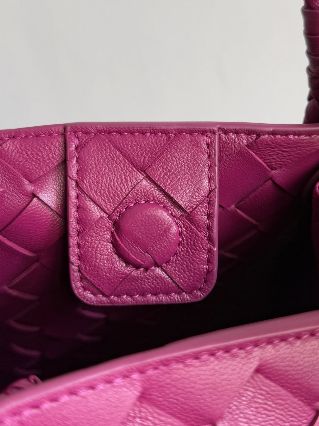 BOTTEGA VENETA 25S KLEINER FALLSCHIRM 21 IN HIMBEERROSA KALBSLEDER GOLDENE BESCHLÄGE