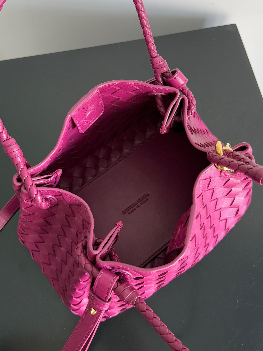 BOTTEGA VENETA 25S KLEINER FALLSCHIRM 29 IN HIMBEERROSA KALBSLEDER GOLDENE BESCHLÄGE