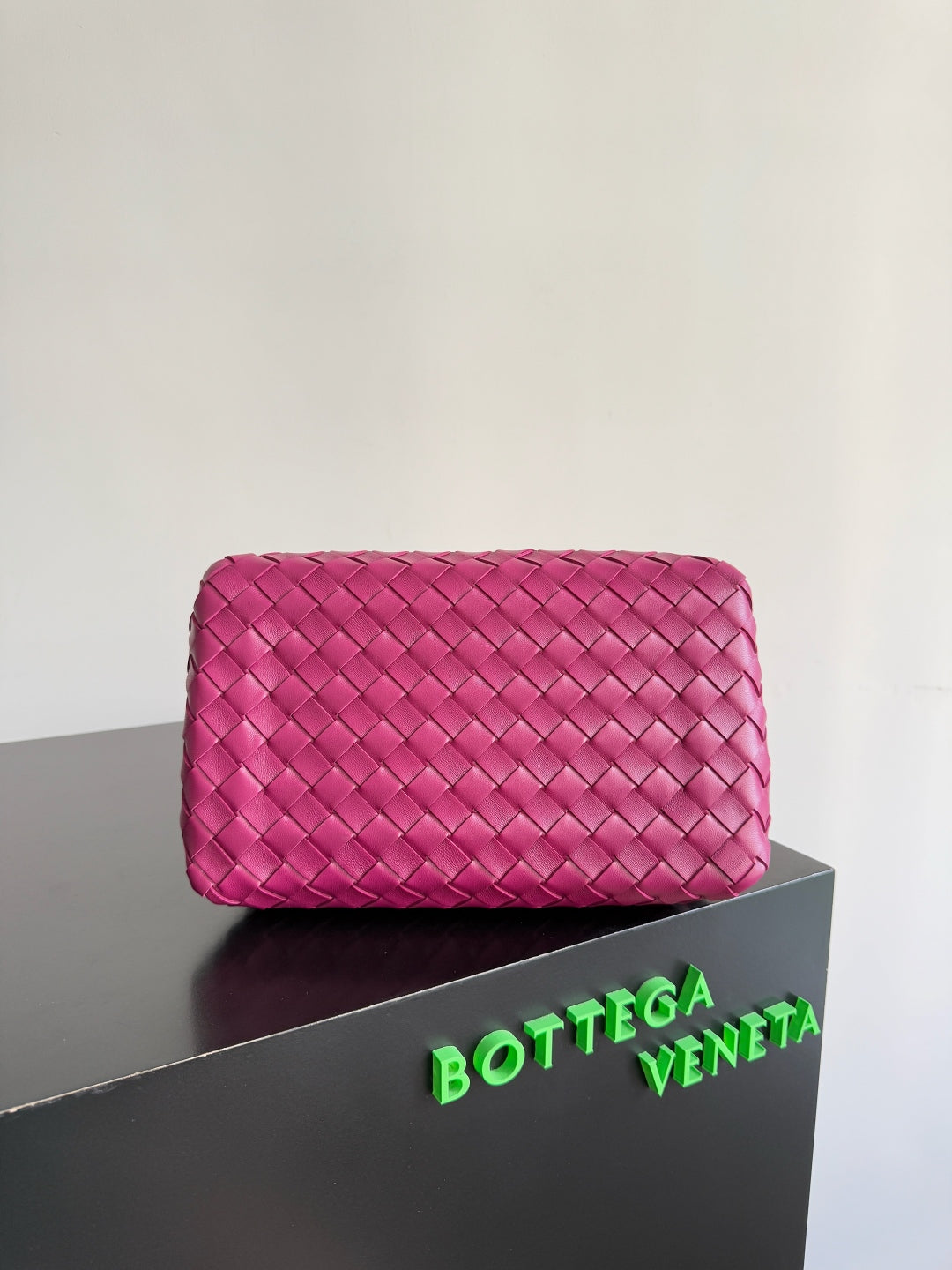 BOTTEGA VENETA 25S KLEINER FALLSCHIRM 29 IN HIMBEERROSA KALBSLEDER GOLDENE BESCHLÄGE
