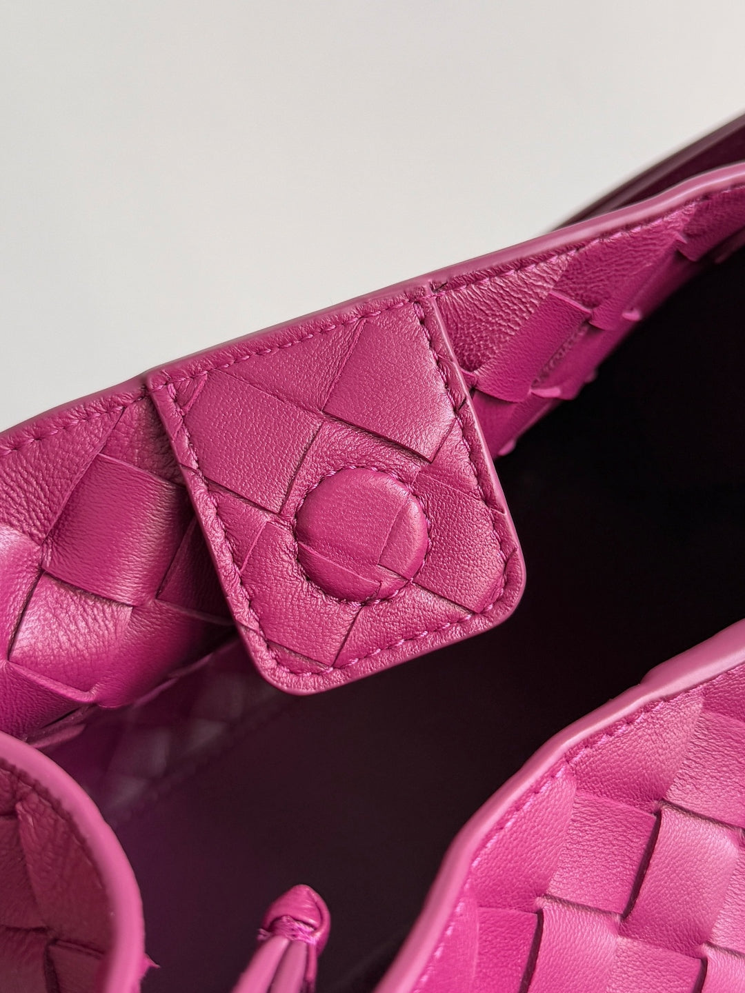 BOTTEGA VENETA 25S KLEINER FALLSCHIRM 29 IN HIMBEERROSA KALBSLEDER GOLDENE BESCHLÄGE