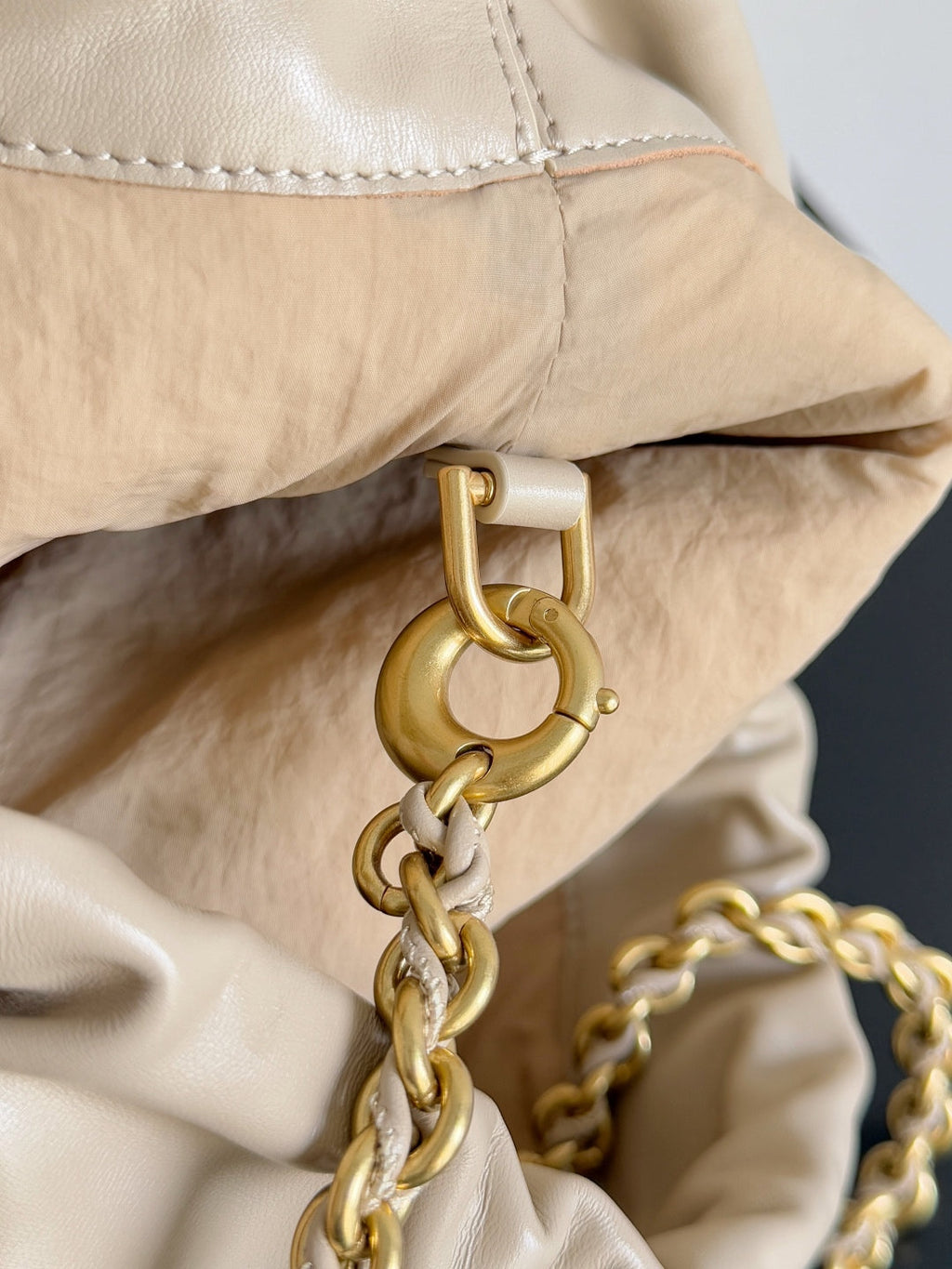 BOTTEGA VENETA 25S Staubbeutel Notte 33 in Warm Beige Kalbsleder Goldbeschläge