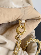 BOTTEGA VENETA 25S Staubbeutel Notte 33 in Warm Beige Kalbsleder Goldbeschläge