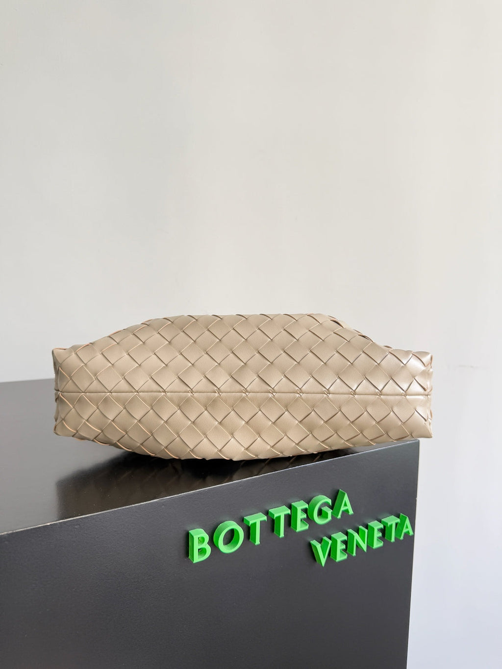 BOTTEGA VENETA 25S Staubbeutel Notte 33 in Warm Beige Kalbsleder Goldbeschläge