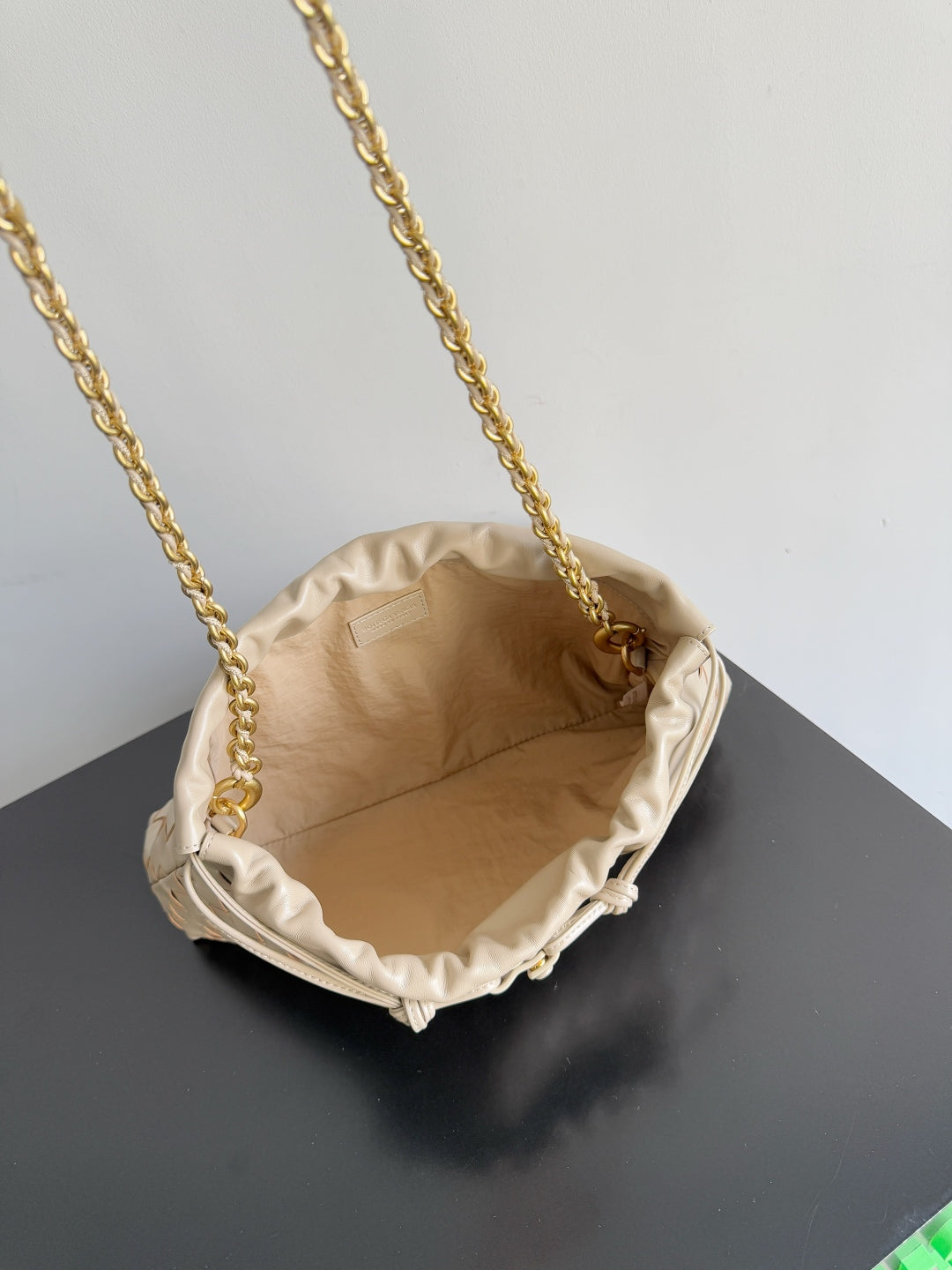 BOTTEGA VENETA 25S Staubbeutel Notte 33 in Warm Beige Kalbsleder Goldbeschläge