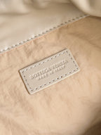 BOTTEGA VENETA 25S Staubbeutel Notte 33 in Warm Beige Kalbsleder Goldbeschläge