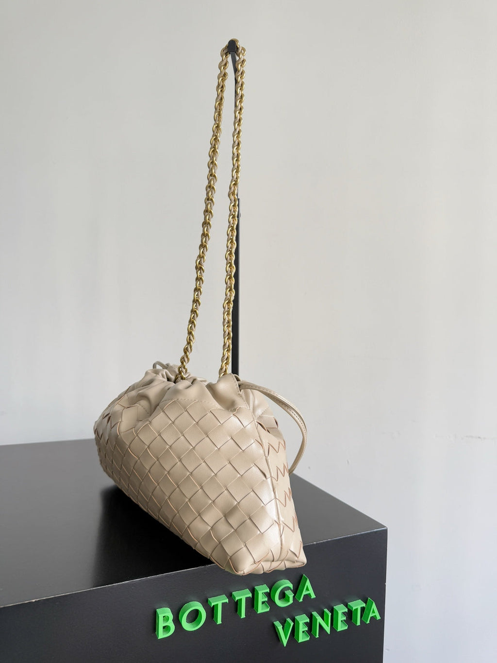 BOTTEGA VENETA 25S Staubbeutel Notte 33 in Warm Beige Kalbsleder Goldbeschläge