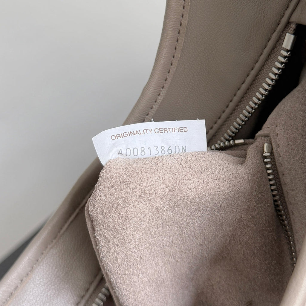 BOTTEGA VENETA 25S VENETO TASCHE 27 IN WARMES TAUPE-KALBLEDER SILBERNE BESCHLÄGE