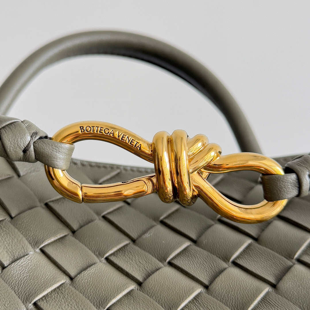 BOTTEGA VENETA 25S MEDIUM ANDIAMO 32 AUS OLIVGRÜNEM KALBSLEDER MIT GOLD-HARDWARE