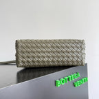 BOTTEGA VENETA 25S MEDIUM ANDIAMO 32 AUS OLIVGRÜNEM KALBSLEDER MIT GOLD-HARDWARE