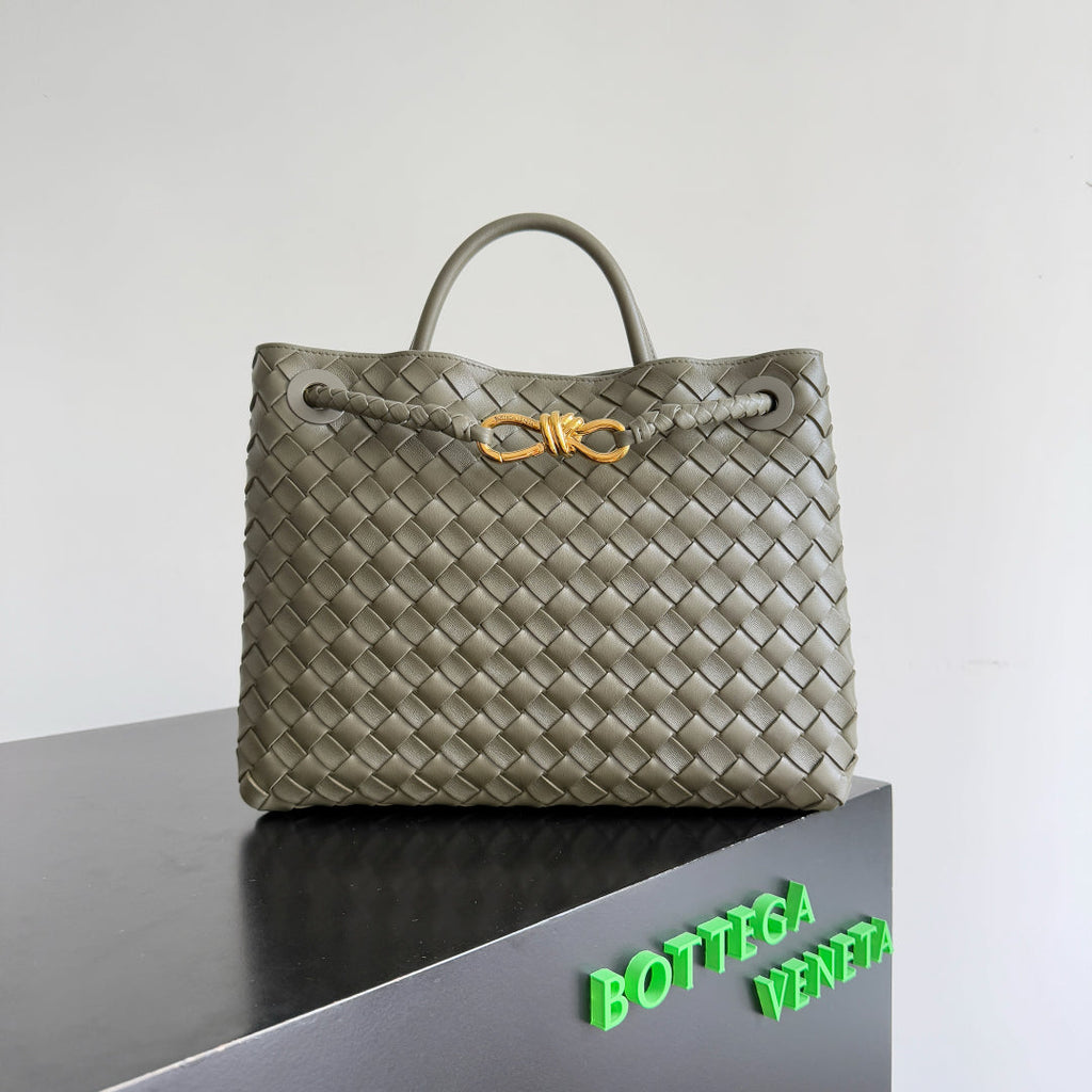 BOTTEGA VENETA 25S MEDIUM ANDIAMO 32 AUS OLIVGRÜNEM KALBSLEDER MIT GOLD-HARDWARE