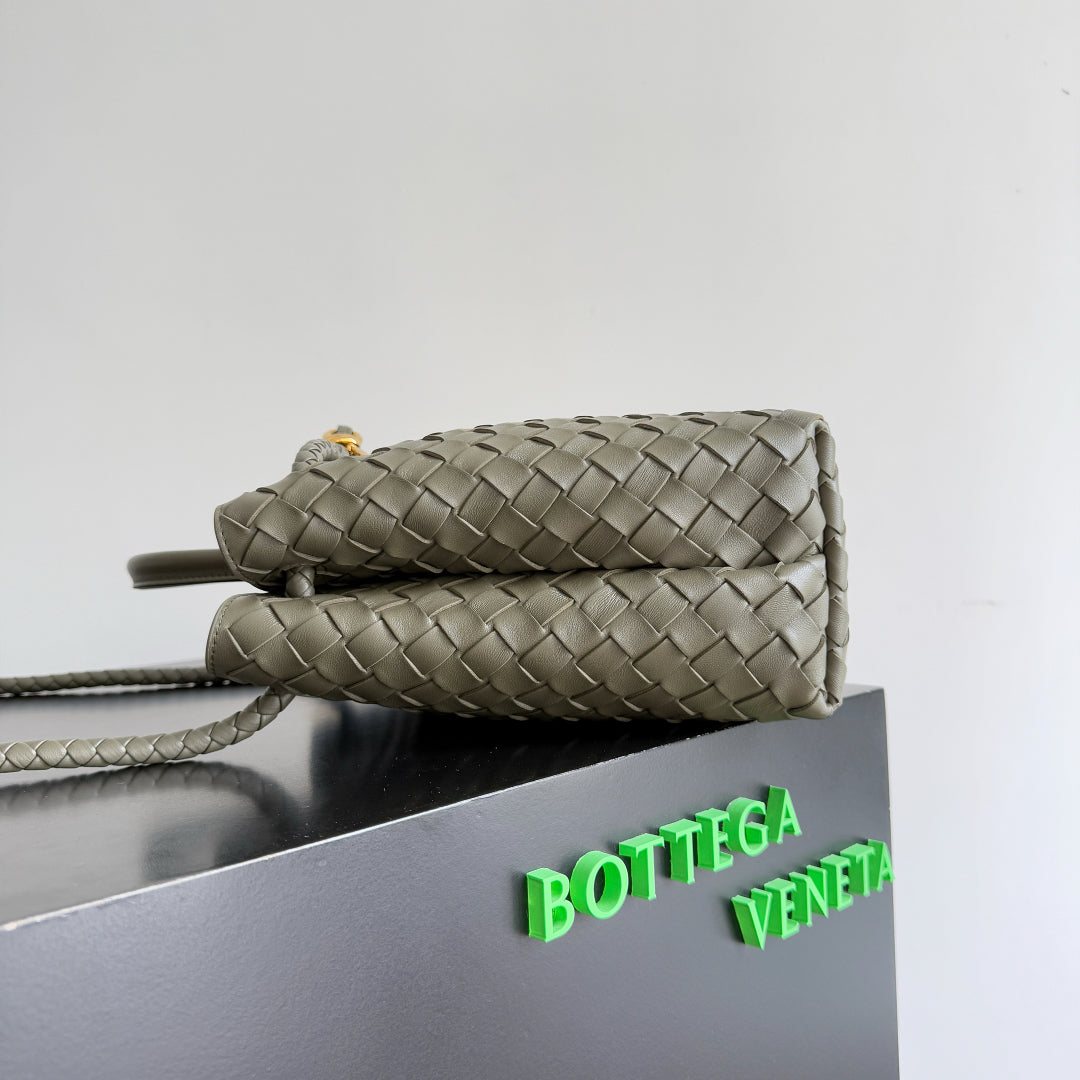 BOTTEGA VENETA 25S MEDIUM ANDIAMO 32 AUS OLIVGRÜNEM KALBSLEDER MIT GOLD-HARDWARE