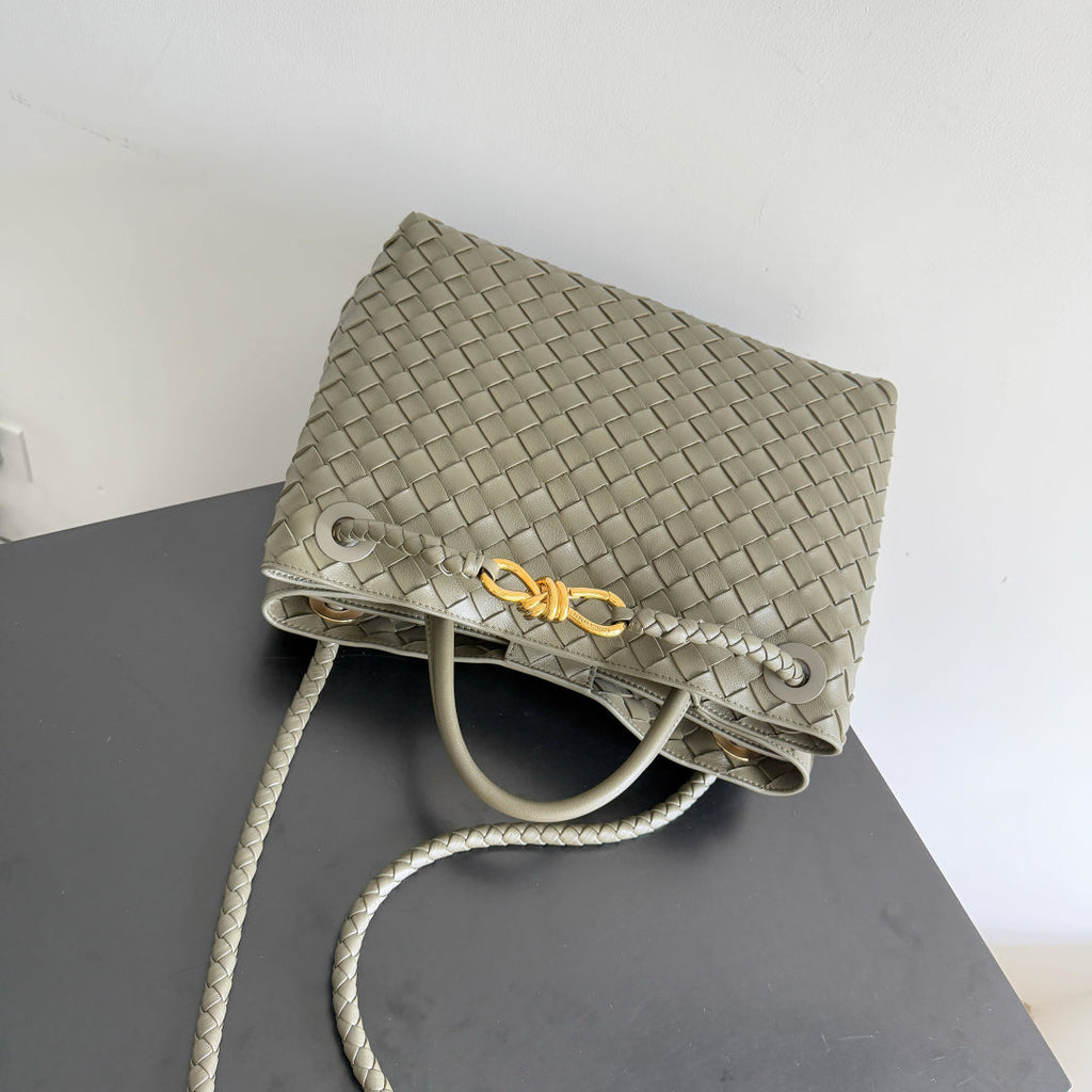 BOTTEGA VENETA 25S MEDIUM ANDIAMO 32 AUS OLIVGRÜNEM KALBSLEDER MIT GOLD-HARDWARE