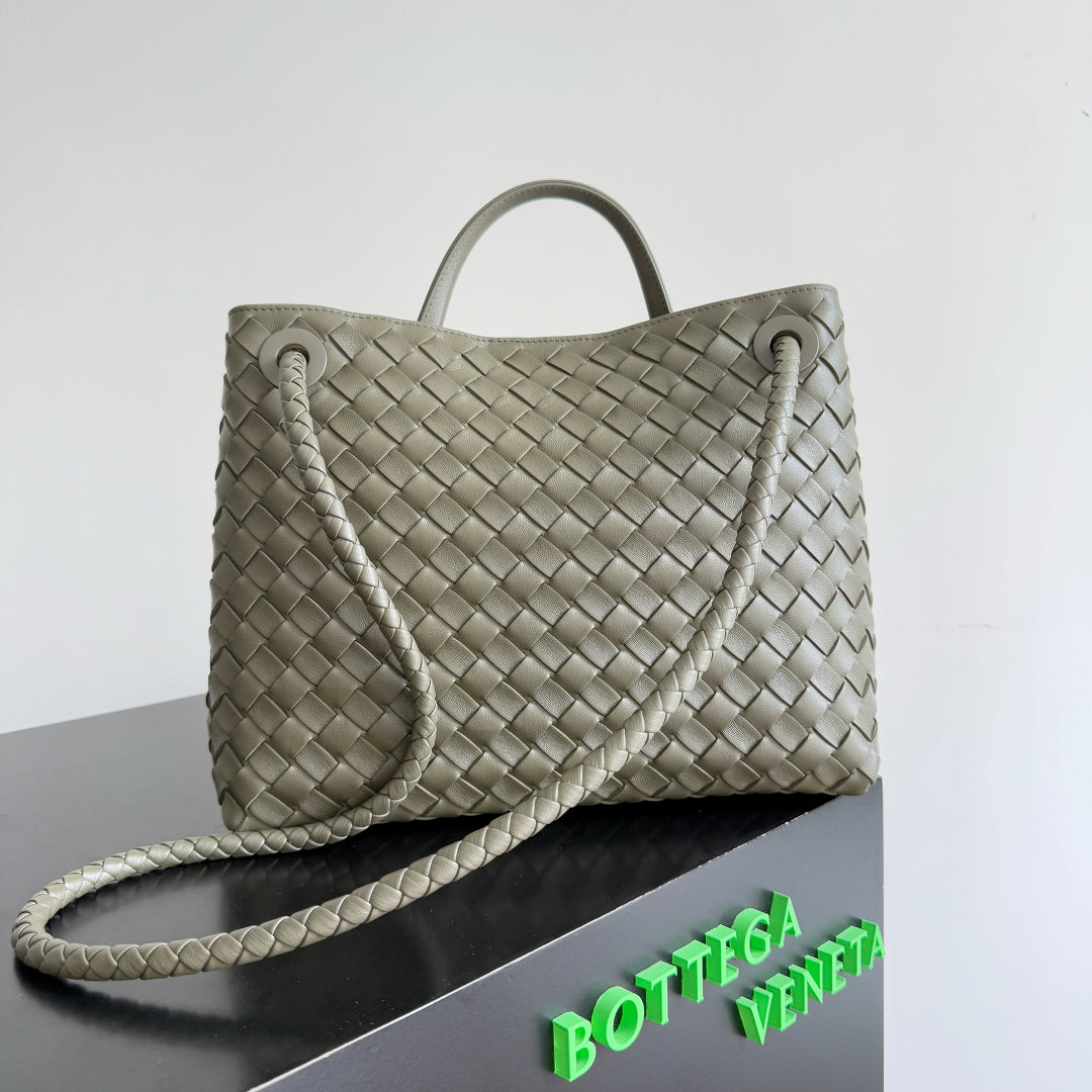 BOTTEGA VENETA 25S MEDIUM ANDIAMO 32 AUS OLIVGRÜNEM KALBSLEDER MIT GOLD-HARDWARE