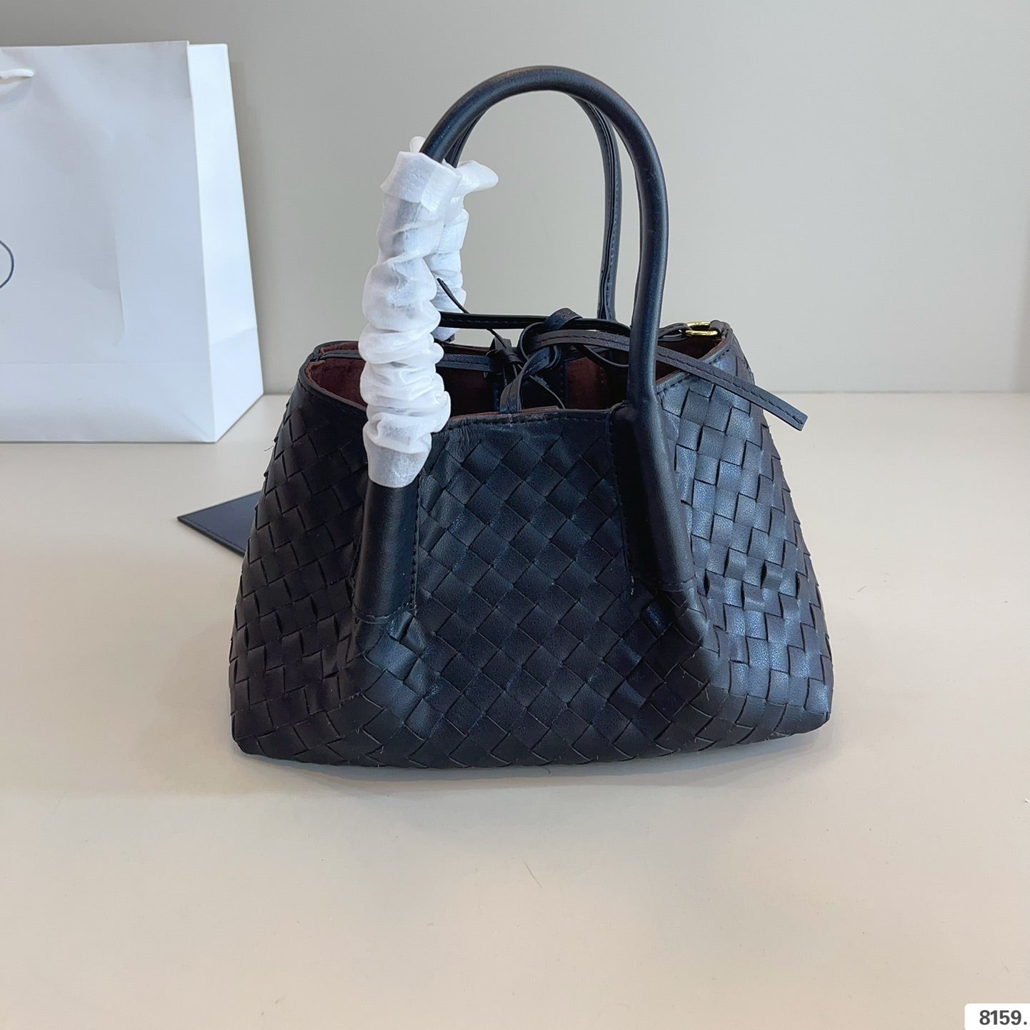 KLEINE PINACOTECA-TRAGETASCHE 25 IN SCHWARZES KALBSLEDER