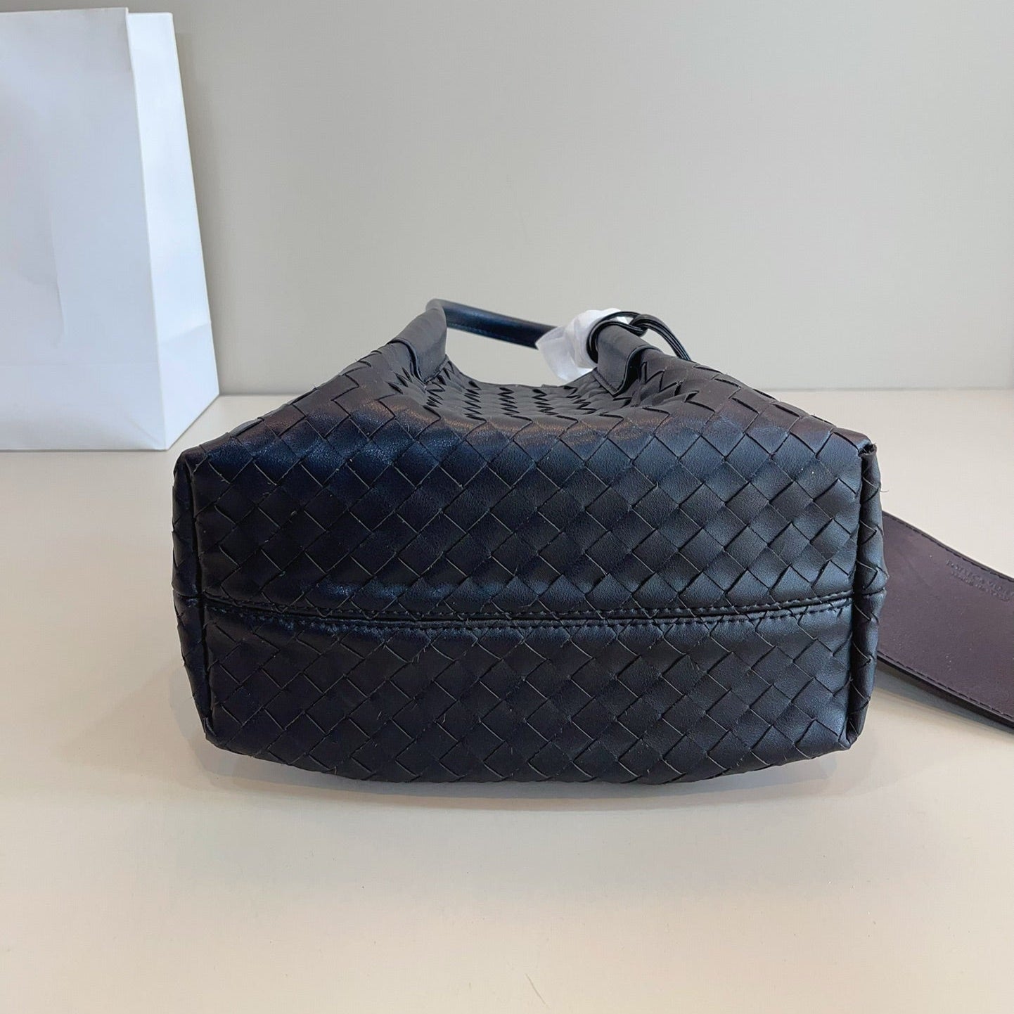 KLEINE PINACOTECA-TRAGETASCHE 25 IN SCHWARZES KALBSLEDER