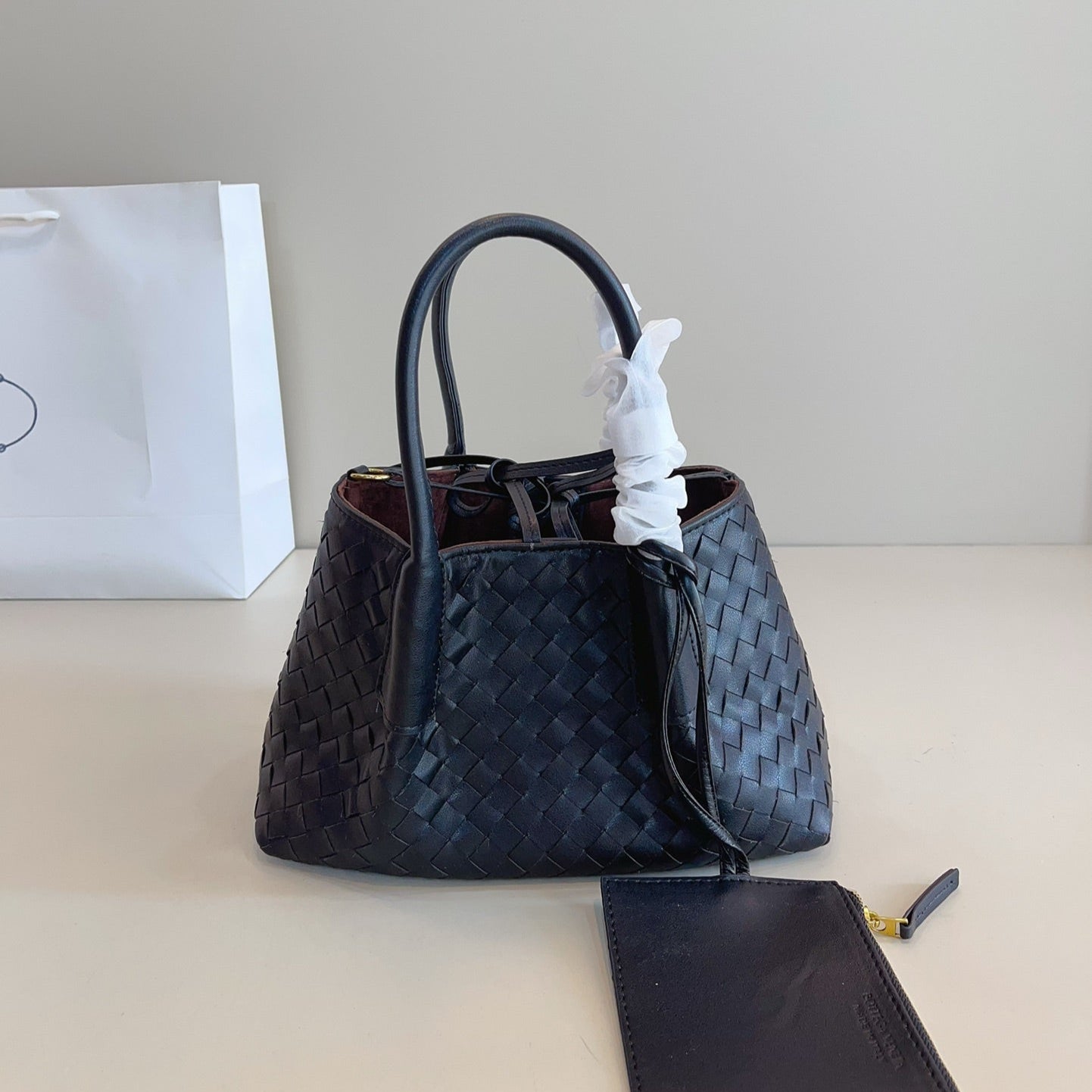 KLEINE PINACOTECA-TRAGETASCHE 25 IN SCHWARZES KALBSLEDER