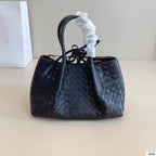 KLEINE PINACOTECA-TRAGETASCHE 25 IN SCHWARZES KALBSLEDER