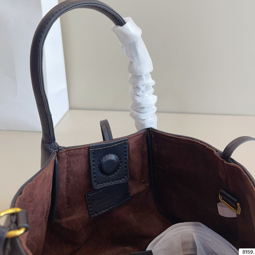 KLEINE PINACOTECA-TRAGETASCHE 25 IN SCHWARZES KALBSLEDER